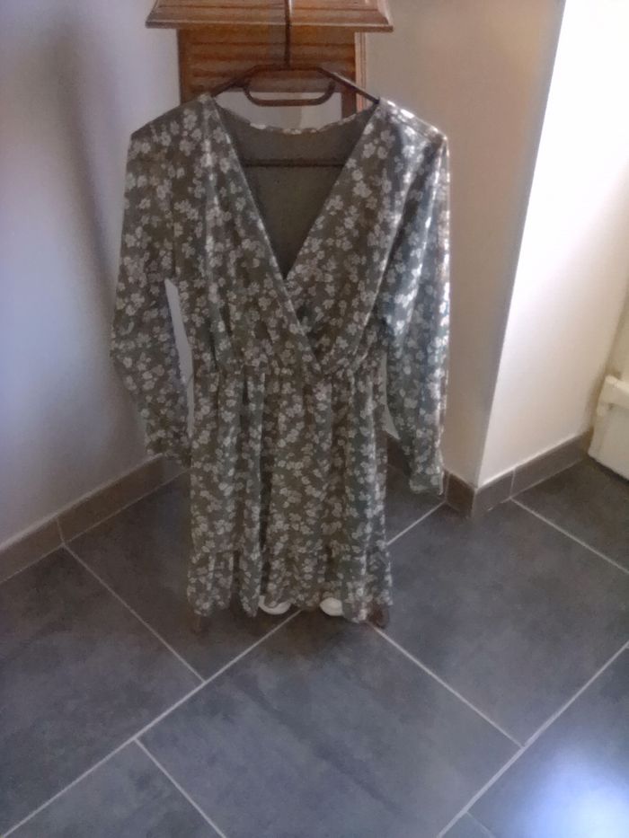 Jolie robe verte fleurie taille taille 38