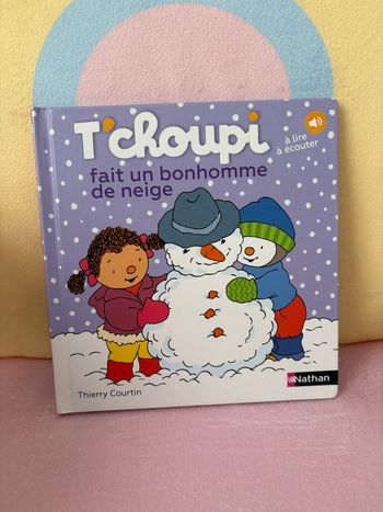 T’choupi fait un bonhomme de neige.