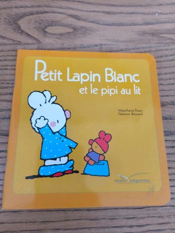Petit lapin blanc et le pipi au lit