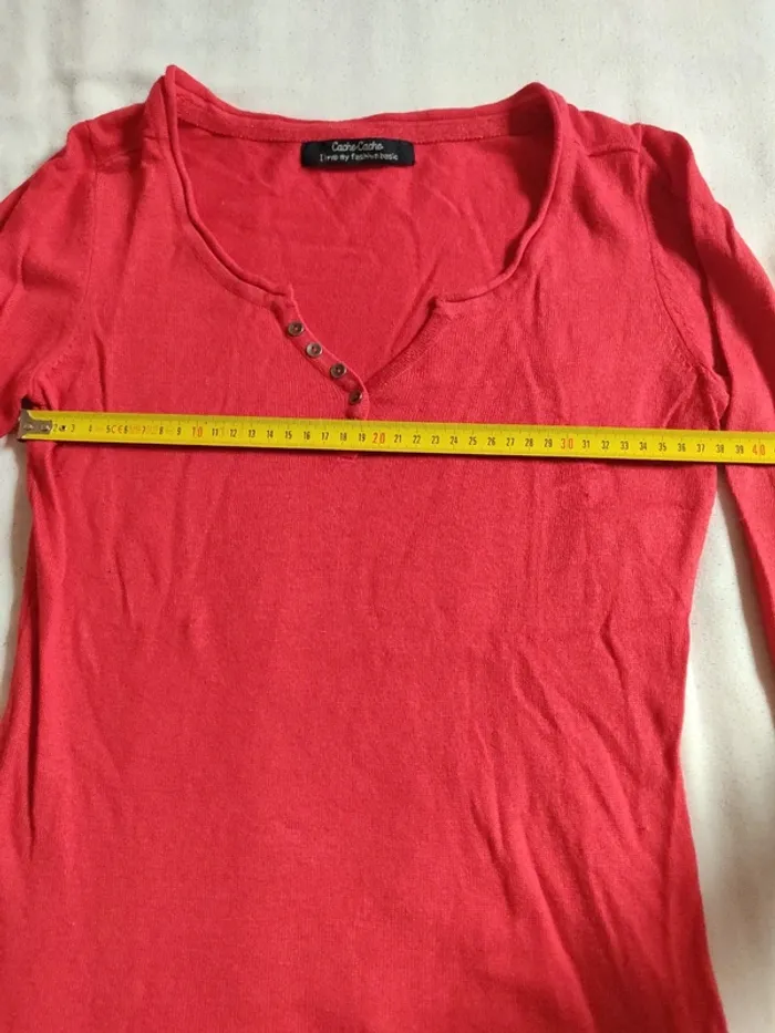 Pull léger Cache Cache rouge col V a boutons, détails paillettes, taille 1. - photo numéro 9