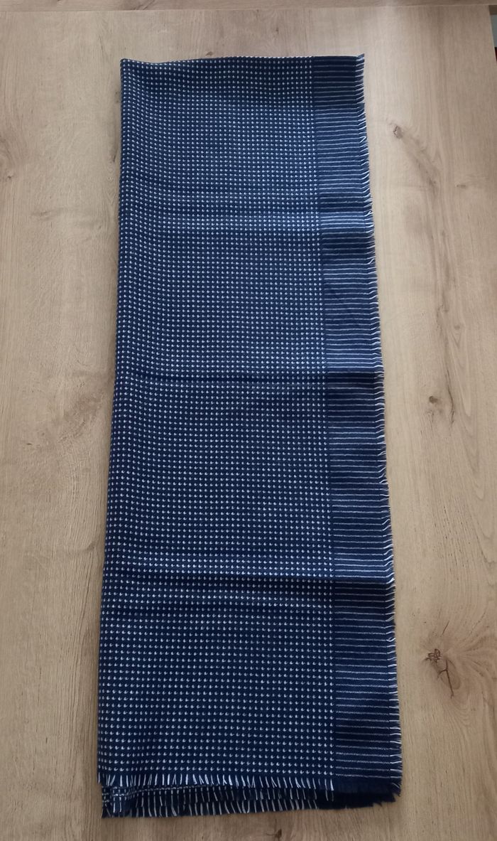 Écharpe bleu marine / blanche. - photo numéro 3