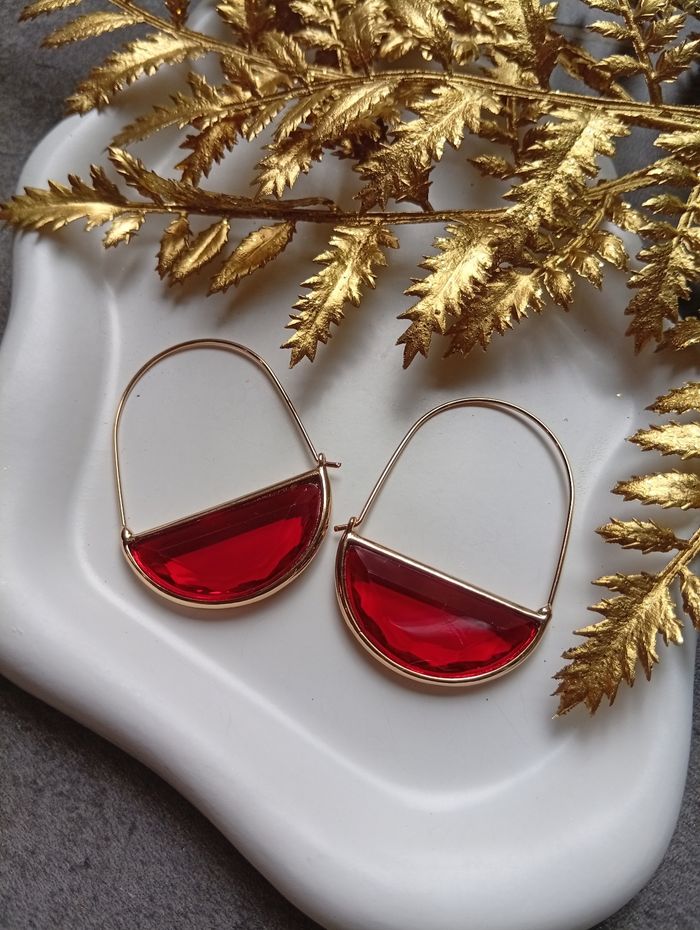 Boucles d'oreilles demi cercle rouge en verre - photo numéro 3