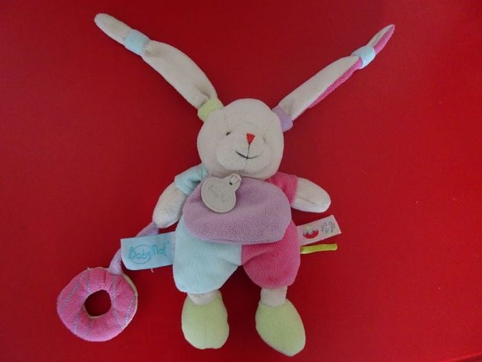 Doudou Babynat lapin anneau à la main