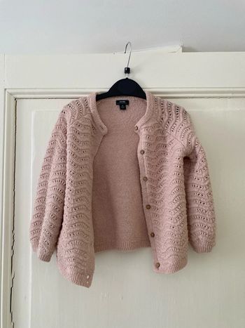 Gilet rose pale kiabi 24 mois effet broderie