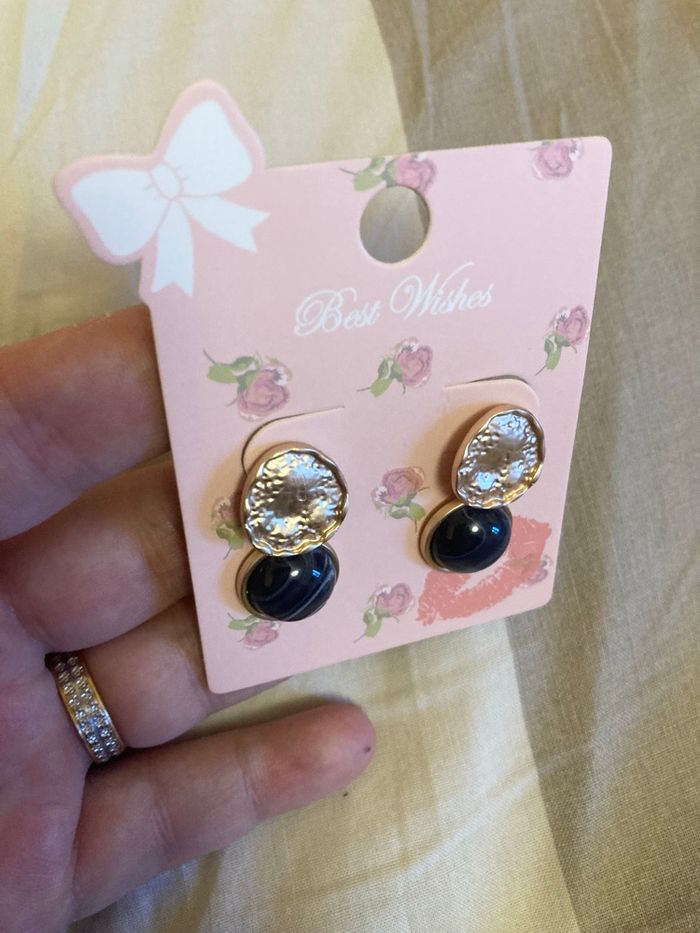 Boucles d’oreilles pendantes NEUVES pour femme forme ronde couleurs doré et noir - photo numéro 5