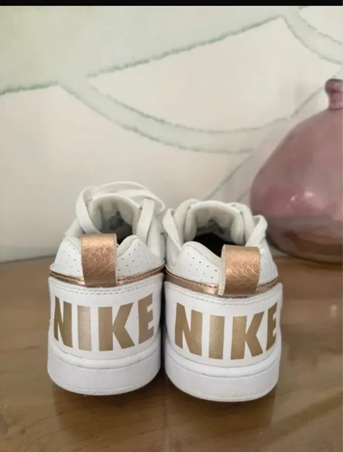 Baskets nike femme court borought low blanc doré - photo numéro 3