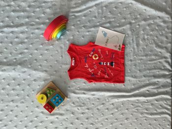 débardeur rouge inscription et impression devant 12 mois pommette