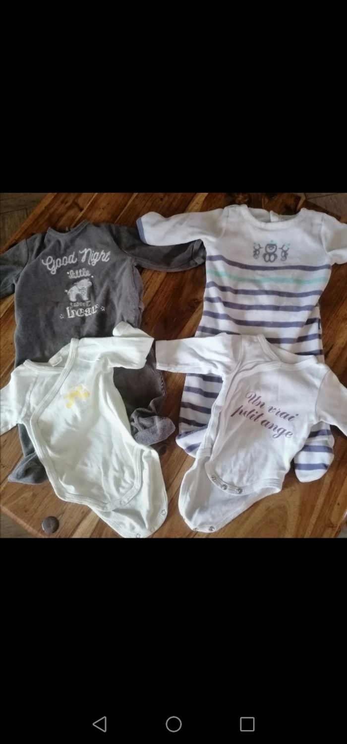 2 pyjamas et 2 bodies - photo numéro 2