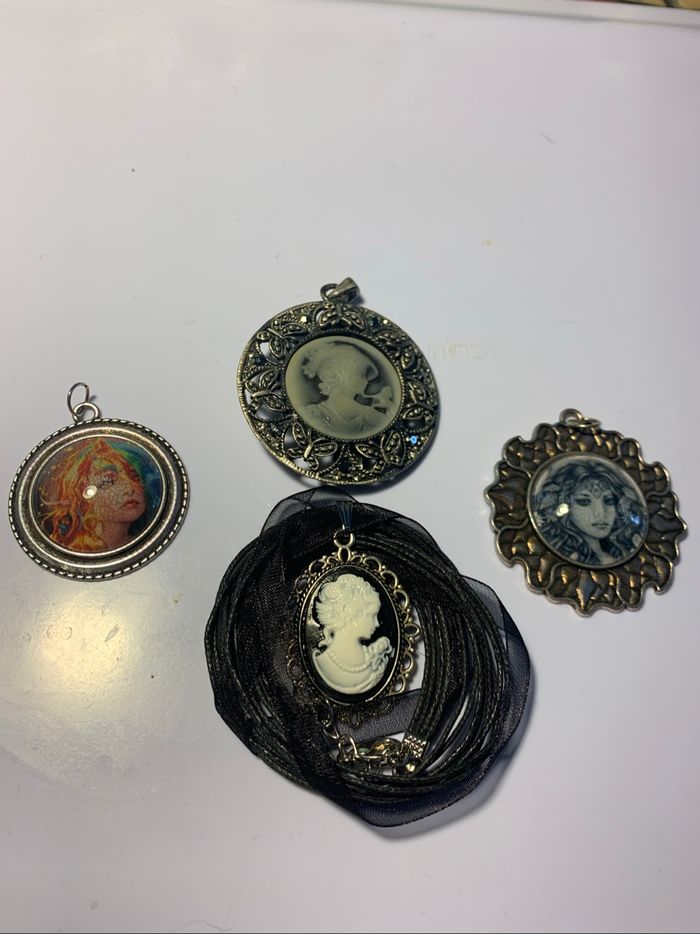 4 pendentifs camé femmes