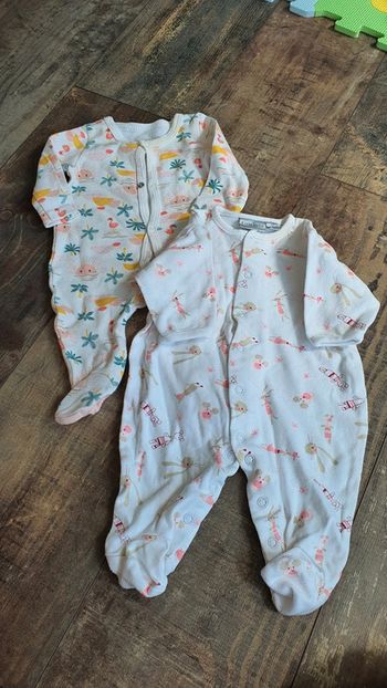 Très beau Pyjamas 1 mois en très bon état 👌