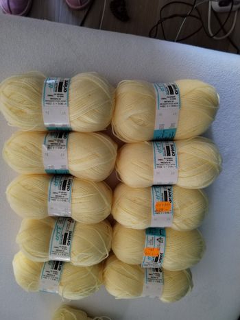 Lot de 11 pelotes de laine neuves