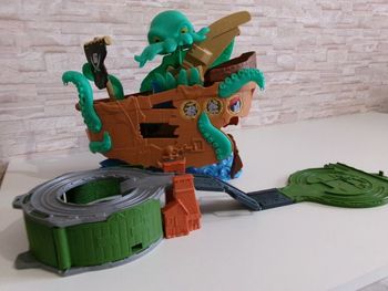 Bateau pirate et pieuvre et circuit de train Thomas et ses amis