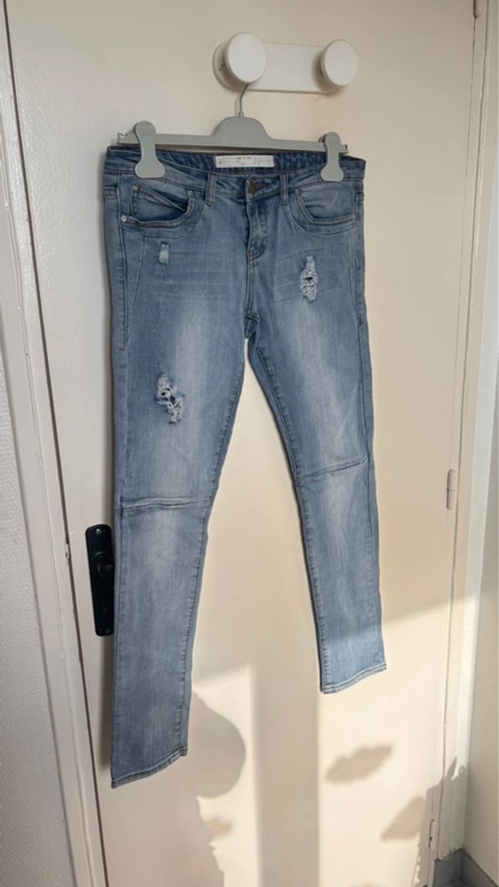 Jean slim bleu clair destroy taille 40 Jennyfer en très bon état