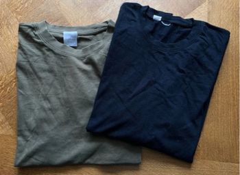 2 T-shirts
