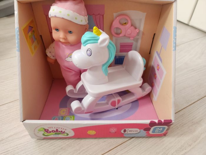 Petit bébé avec chaise à bascule