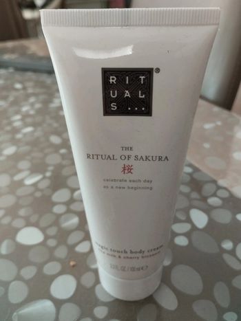 Crème pour le corps ritual of Sakura neuf 100 ml