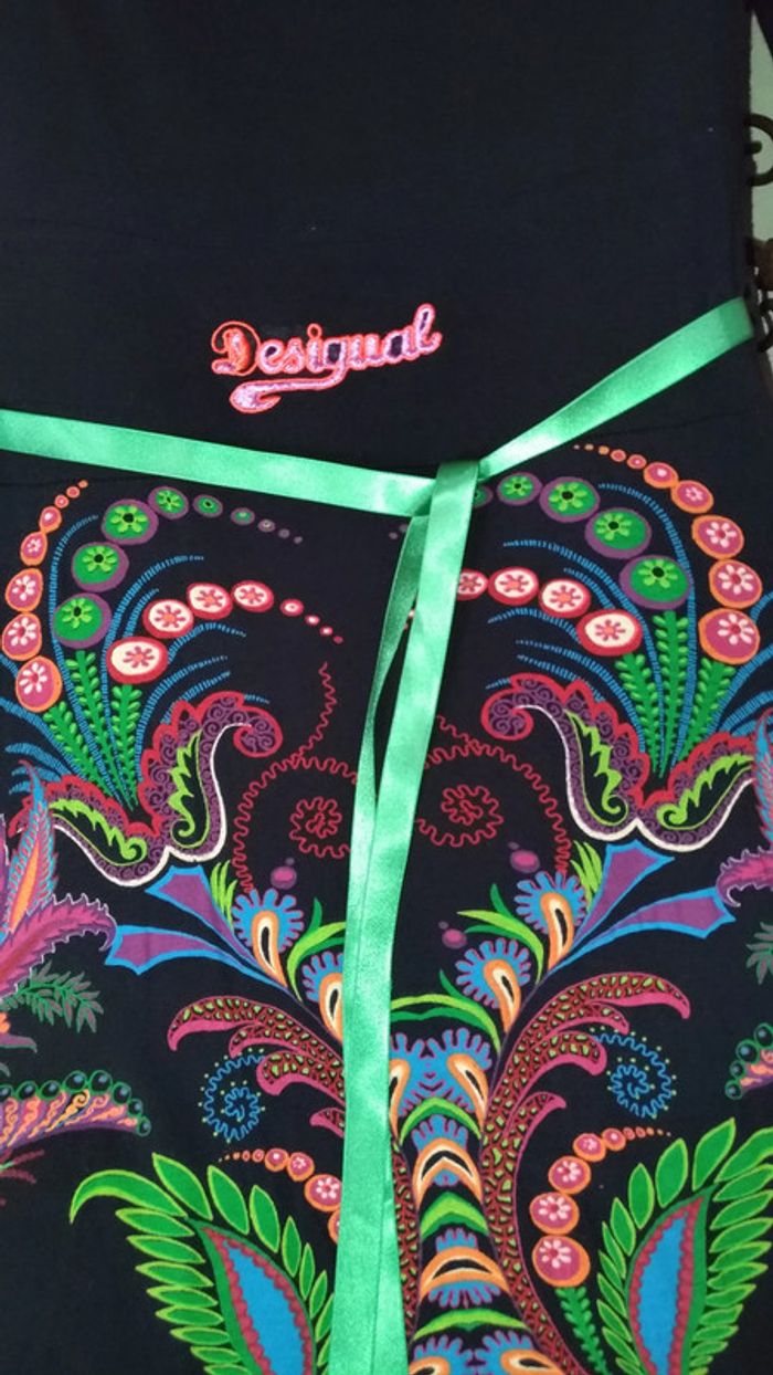 Robe Desigual noire avec ceinture verte. Très bon état. Taille M. Valeur 80€ - photo numéro 5