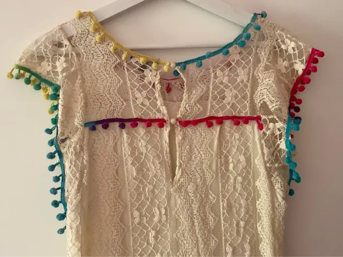 Robe en dentelle beige avec pompons multicolores - photo numéro 5
