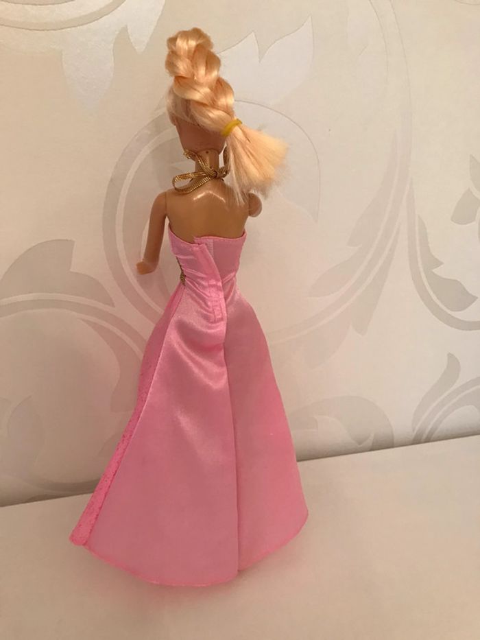Poupée blonde robe rose pailletée - photo numéro 4