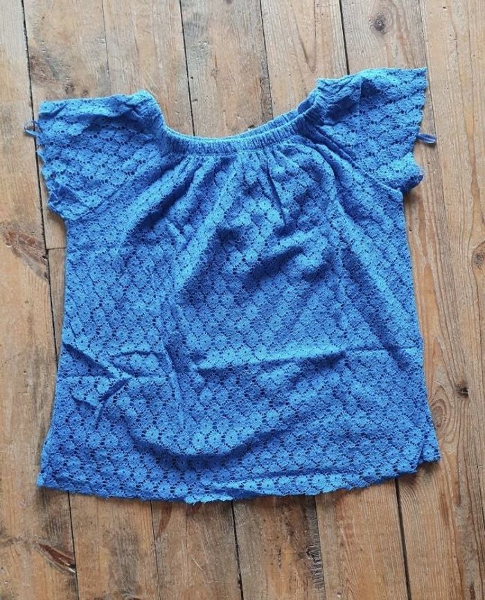 Tee-shirt bleu avec motifs fleurs "trous"