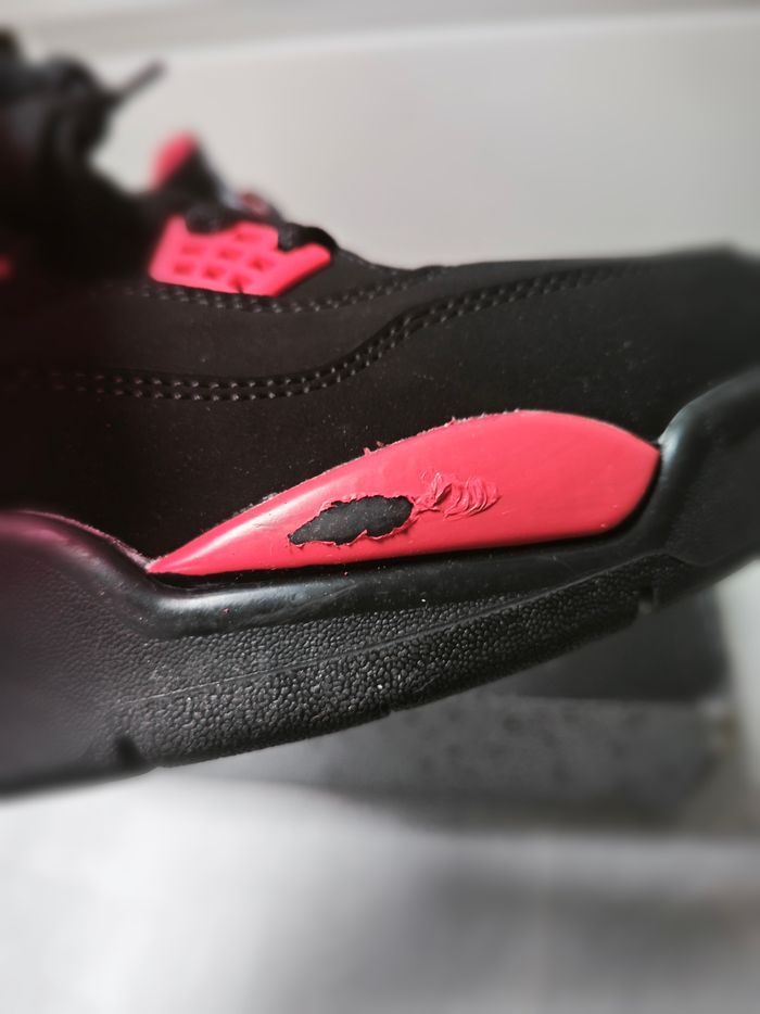 Nike Air Jordans Rouge/Noir Taille 46 avec Défaut de fabrication - photo numéro 4