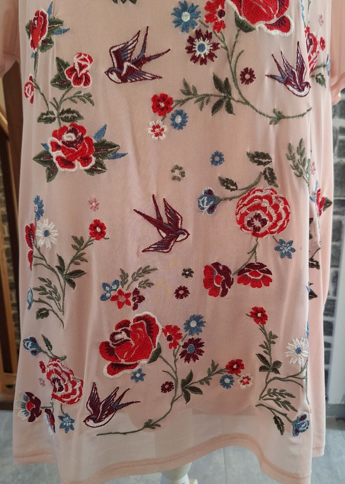 Tee-shirt rose en voile brodé de fleurs et d'oiseaux - photo numéro 3