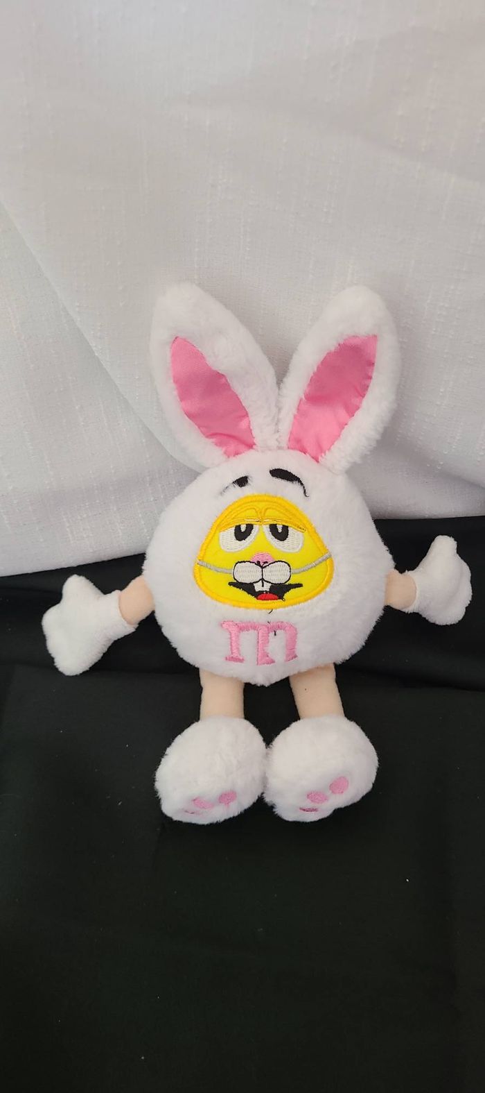 Peluche publicitaire lapin M&M'S Kingsway Jaune déguisé en lapin