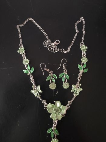 Ensemble collier et boucles d'oreilles