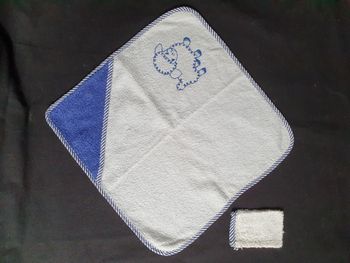 Sortie de bain + gant pour poupée blanc et bleu avec mouton vintage