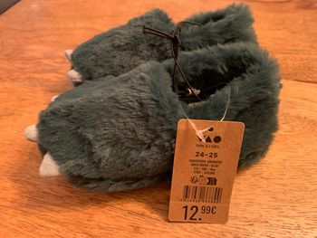 Chaussons neufs tape à l œil 24-25