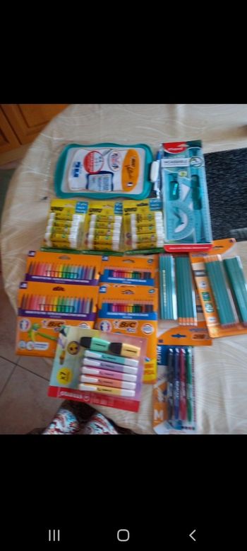 Lot scolaire divers articles neuf voir photos