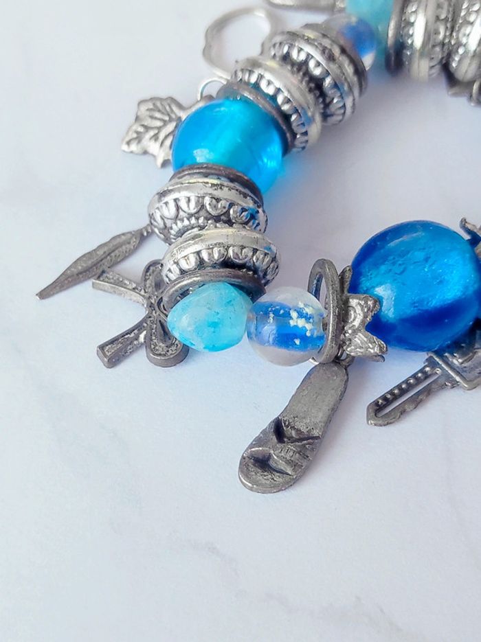 Gros bracelet perle bleu breloques argent - photo numéro 3