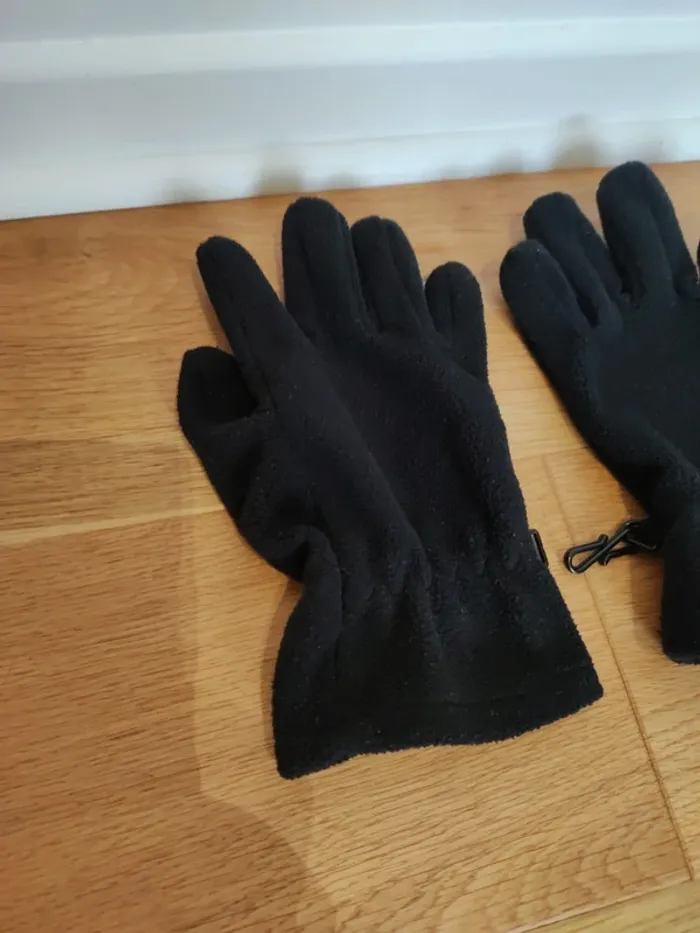 Gants noirs enfant - 2 à 4 ans - très bon état - photo numéro 2