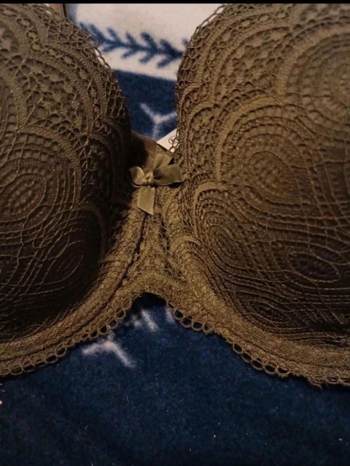 Soutien-gorge neuf Gémo 110D avec armature et coque - photo numéro 2