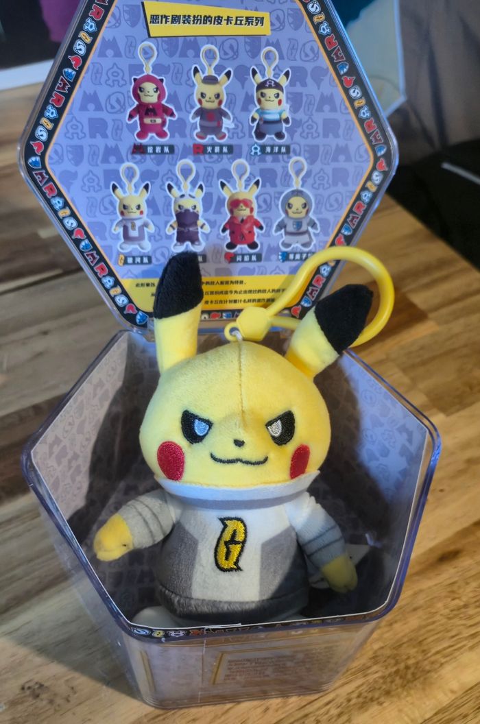 Boite et Peluche Pikachu