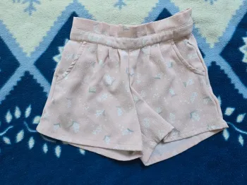 Short rose de la marque kiabi en taille 5 ans Motif fleur blanche Très bon état