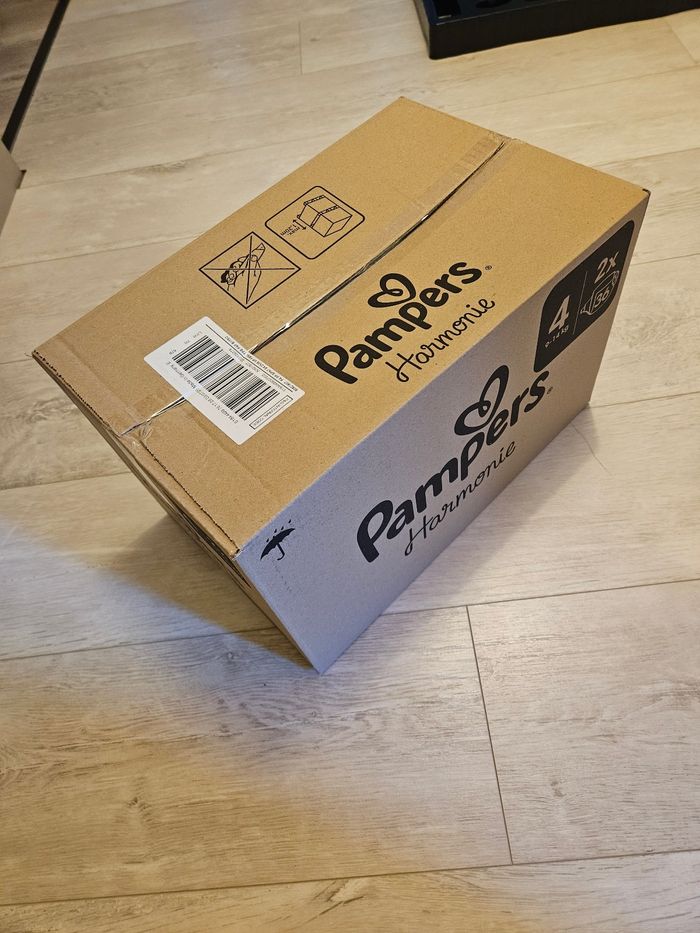 Cartons de deux paquets de couches pampers harmonie taille 4