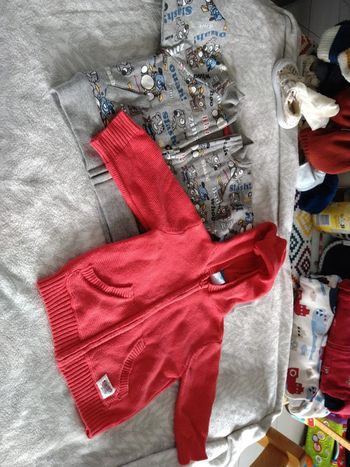 2 gilets dont un en laine avec capuche 6 mois