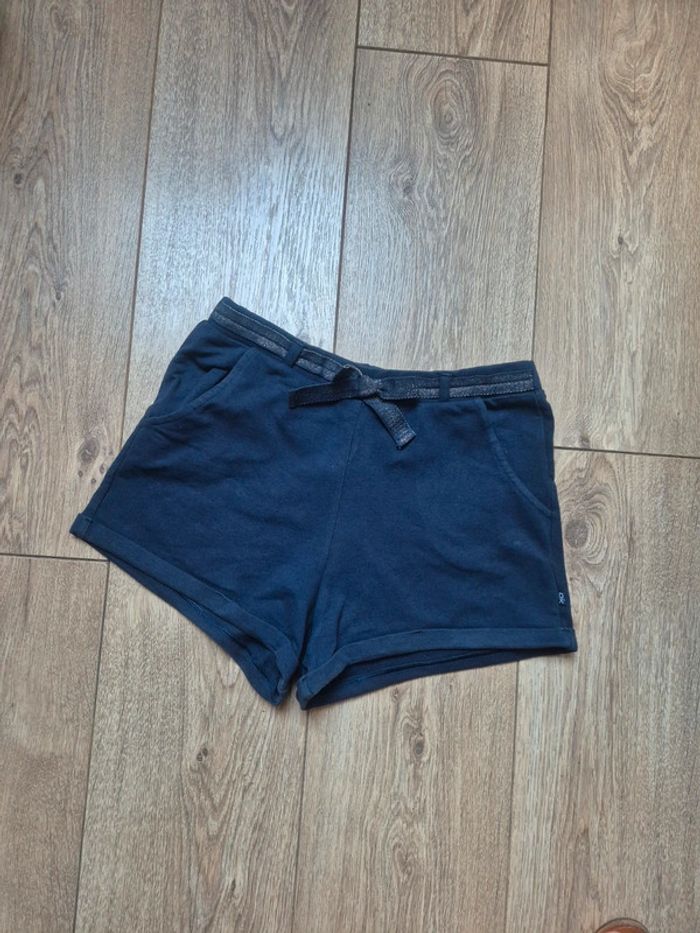 Short okaidi bleu foncé 12 ans en très bon état