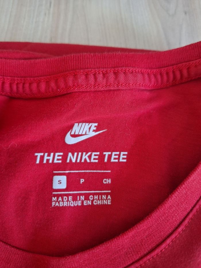 T-shirt taille S  marque Nike couleur rouge - photo numéro 4
