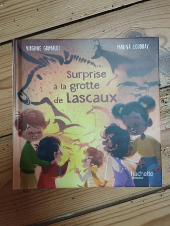 Livre" surprise à la grotte de Lascaux"