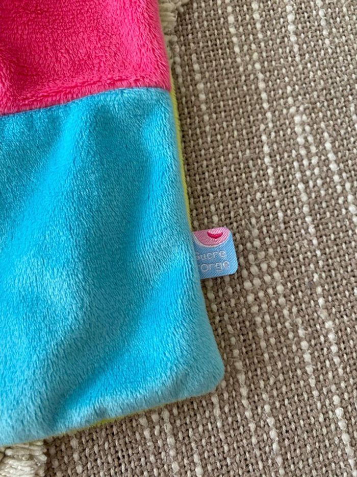 Peluche doudou plat 25cm Sucre d'Orge chenille insecte rose bleu vert très bon état - photo numéro 4