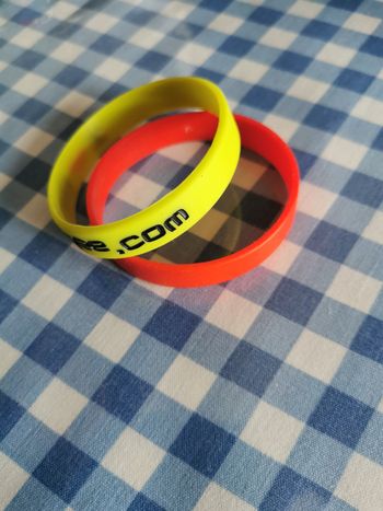 Lot de 2 bracelets en caoutchouc jaune et rouge