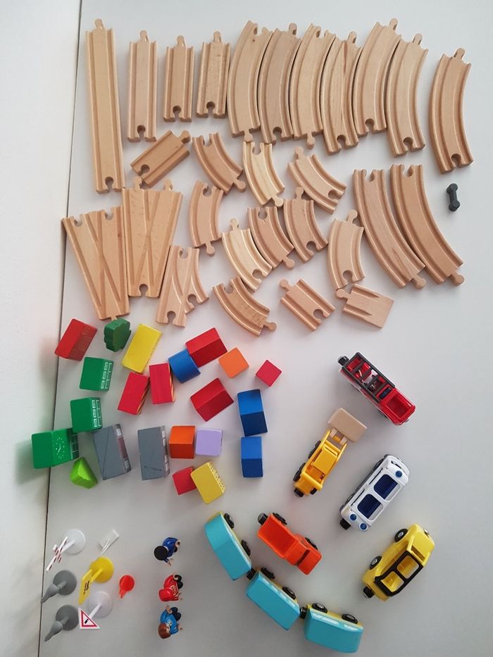 Véhicules city et circuit de train en bois - photo numéro 10