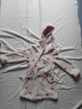 Peignoir blanc avec étoiles fushias, oranges et grises