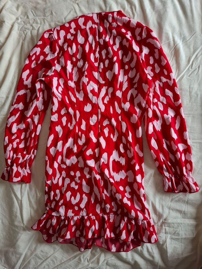 Robe rouge à tâches blanches