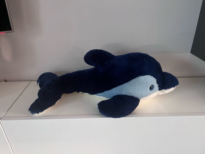 Grande peluche dauphin 🐬 Parc Astérix  Très bon état              #bebefille6mois   #bebegarcon #naissance #naissancegarcon #nourrisson #maternité #sacfemme #grossesse #ensemblebebe #prixnegociable #prixlots #chauffebiberon #éveil #eveilbebe #jouetenfant  - photo numéro 3