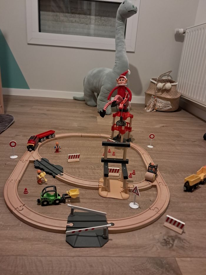 Chantier de construction ferroviaire en bois Playtive