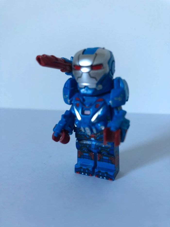 Figurine type lego Gun machine. Marvel