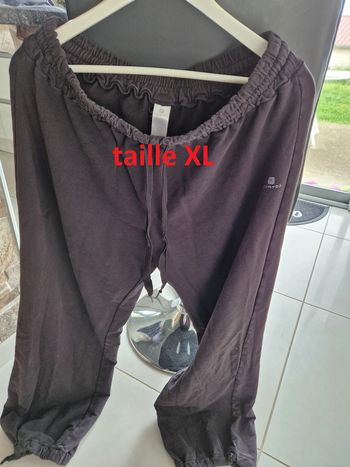 1 bas jogging noir taille XL (taille tres grand) marque  DOMYOS